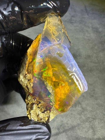 Natuurlijke opaal uit Ethiopië, rauw, geolied. 169 karaat.