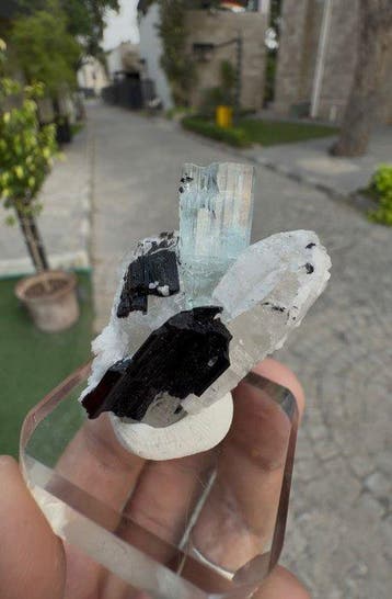 Blauwe aquamarijn met tourmalijn en kwarts –