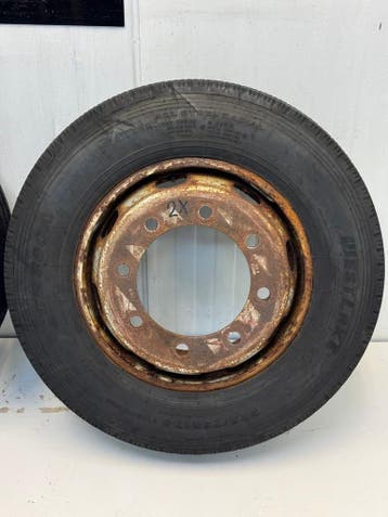2 stuks 225/75/R17,5 Volvo Trucks stalen velgen met banden, Auto-onderdelen, Gebruikt, Banden en Velgen, 17 inch, Personenwagen