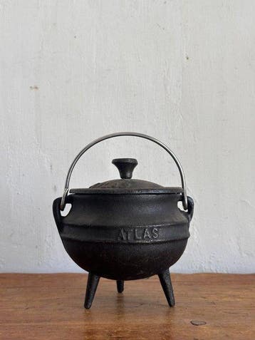 ATLAS - Antique three-legged cast iron pot - Container -