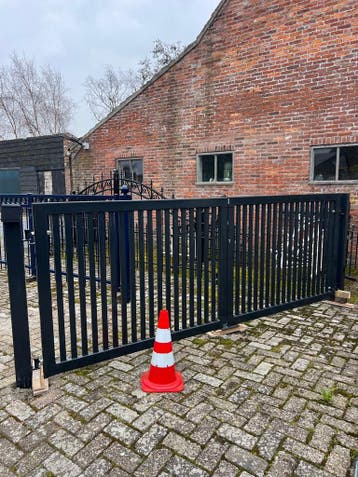 Zware Lamellen Inrijpoort 360 cm breed. Nu Slechts € 2768,60, Staal, Nieuw, Ophalen of Verzenden, 200 cm of meer