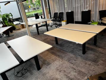 Refurbished Duo Werkplek, Elektrisch Verstelbaar, Ahrend, Huis en Inrichting, Verzenden, In hoogte verstelbaar, Zo goed als nieuw