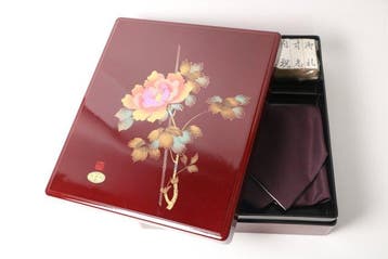 Kishu Lacquer Peony Fumibako – Goudkleurig beschilderde