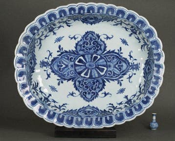 Kangxi (1662-1722) - Kom - Peonies, Chrysanthemum, Magnolia