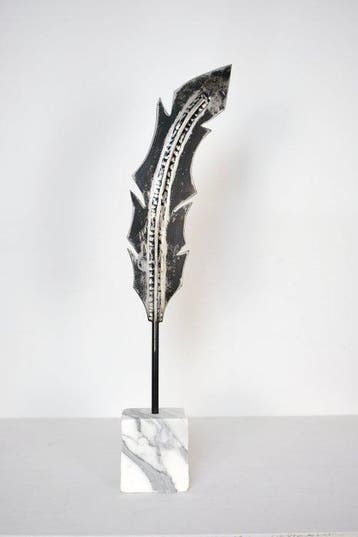 Mela - Edoardo Meloni - sculptuur, Metallic feather - 50 cm
