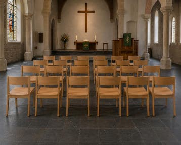 Zeer degelijke nette houten kerkstoelen / zaalstoelen (allee, Huis en Inrichting, Stoelen, Ophalen of Verzenden, Nieuw