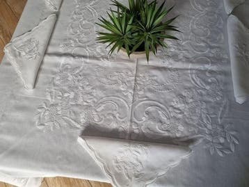 Ricchissima Tovaglia x12 in puro lino con ricamo interamente