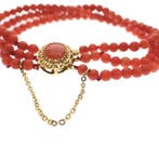 Bloedkoraal kralen armband met gouden slot (Schakelarmband), Gebruikt, Overige kleuren, Ophalen of Verzenden, Met edelsteen