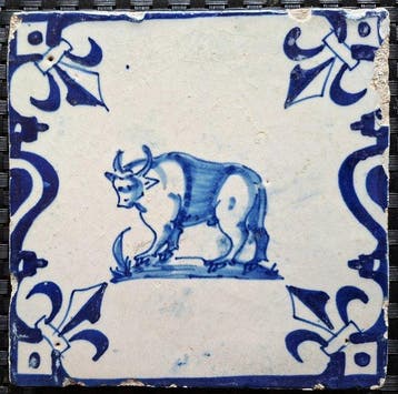 Tegel - Antieke Delftsblauwe tegel met stier. - 1600-1650