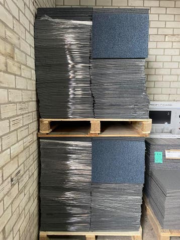 TAPIJTTEGELS, GROTE RESTPARTIJEN IN ÉÉN KLEUR GOEDKOOP OP=OP, Ophalen, Gebruikt, Blauw, Tapijttegels
