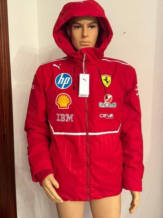 Ferrari - Formule 1 - SF Team Winter Jacket - 2025 -, Verzamelen, Automerken, Motoren en Formule 1