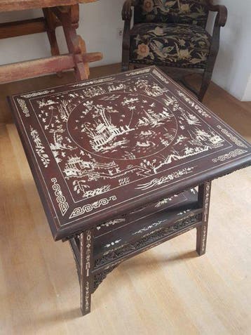 Een Qing-Chinese tafel met beeninleg, uit de 19e eeuw, twee