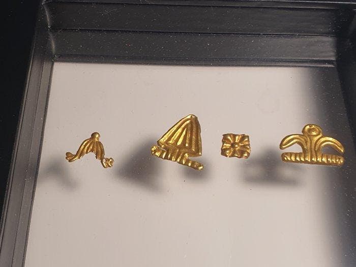 Viking periode Geel goud Parure - Gouden applicaties voor, Antiek en Kunst, Antiek | Overige Antiek