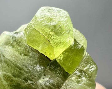 Peridot Kristal - Hoogte: 29 mm - Breedte: 28 mm- 13 g - (1)