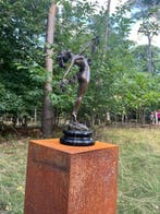 Pierre Collinet - sculptuur, Dansende vrouw met wijndruif
