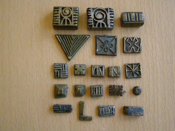 TWINTIG ANTIEKE GEOMETRISCHE GOUDGEWICHTEN 288 gram -