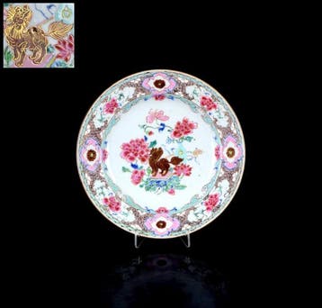 Een Chinese famille rose en vergulde Temple Lion (Foo-dog)