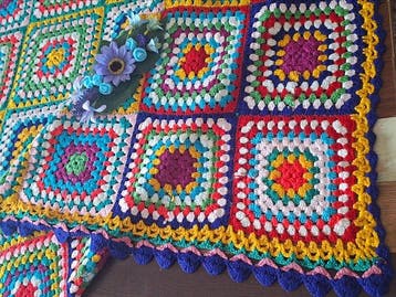 Prachtige sprei uitgevoerd in haakwerk met het granny, Antiek en Kunst