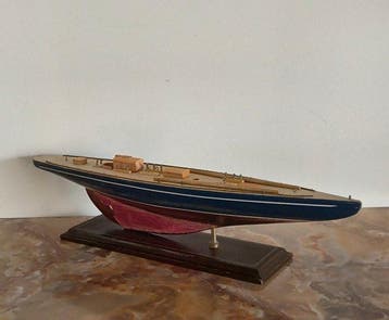 Handmade / Handpainted - Modelboot - Zeilboot op standaard -