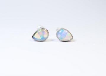Ethiopisch opaal / Welo-opaal 2 oorstekers / cabochon /
