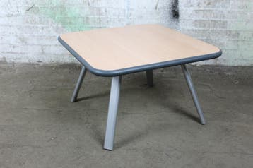 Tweedehands lage bijzettafel donker ahorn grijs frame, Verzenden, Gebruikt
