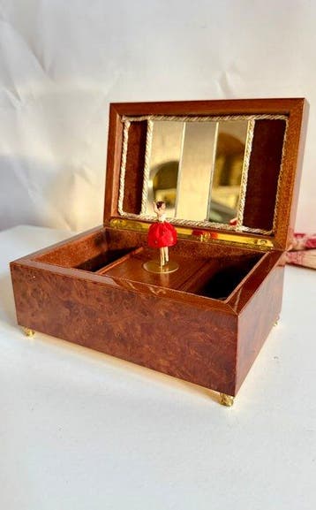 REUGE, SWISS Dancing Doll Exclusive Music Box, Luxury -