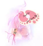 Babyshower gift met gelukspoppetje baby, button en armbandje, Hobby en Vrije tijd, Feestartikelen, Verzenden, Nieuw, Feestartikel