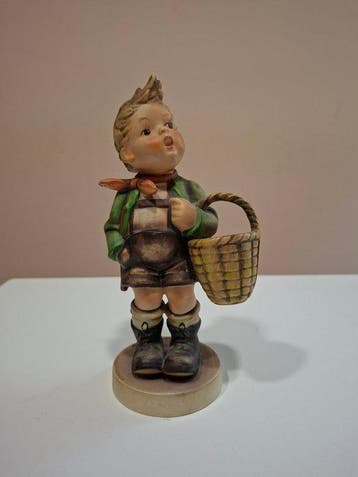 M.I. Hummel - M.I. Hummel - Beeld, Boy with Basket /