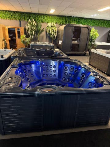 Jacuzzi / spa 230x230 –plug & play 220V– luxe + veel jets, Zo goed als nieuw, Pomp, Vast