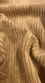 Zachte chenille-stof met verticale ribbels en korte pool. -