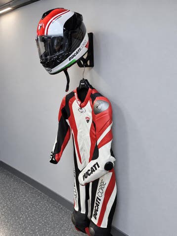 Motorhelm- en motorpakhouder voor aan de muur, Nieuw met kaartje