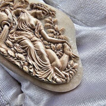 Oud-Romeinse klassieke riviernymf met hert – reliëfreplica