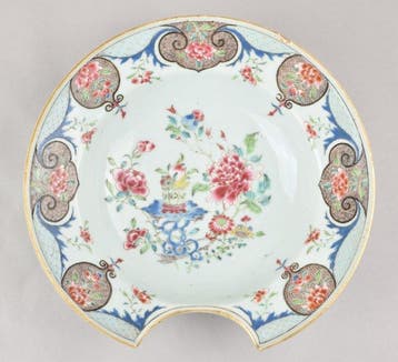 Kom - A CHINESE FAMILLE ROSE BARBER BOWL DECORATED WITH