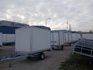 Nieuwe gesloten aanhanger met zijdeur vol opties  €1850 ,-, Nieuw