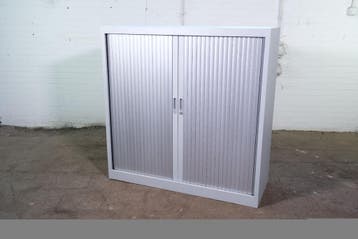 Middelhoge roldeurkast zilvergrijs 120 cm met 2 legborden, Gebruikt, 100 tot 150 cm, Verzenden, 100 tot 150 cm