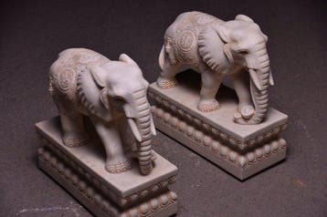sculptuur, Pair of Chinese White Marble Elephant Sculptures