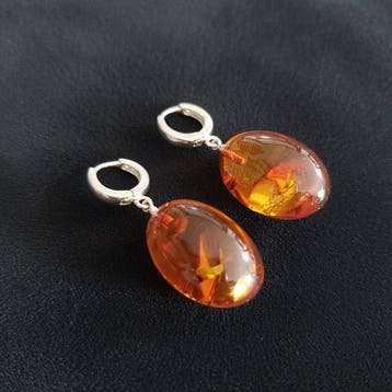 Zonder reserve. Oorbellen van Baltische amber en zilver 925.