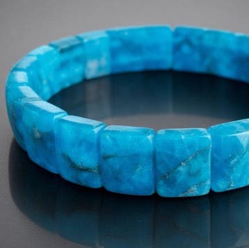 Een hoogwaardige armband van blauwe apatiet. De steen is