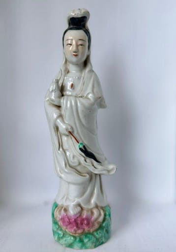 Guanyin met wilgentakje — Chinees polychroom porselein,