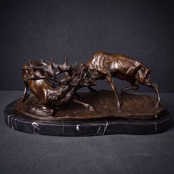 Beeld, Exclusief bronzen sculptuur van vechtende herten 43, Antiek en Kunst