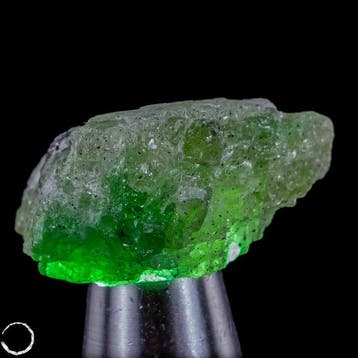 Zeldzaam Tsavoriet ruwe kristal – natuurlijk groen granaat