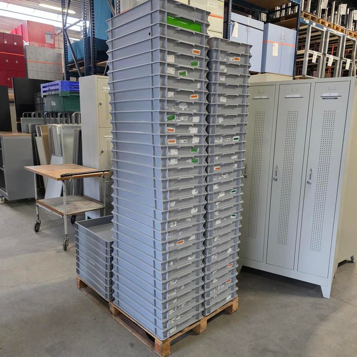 Partij grijze  EURONORM kunststof stapelbakken 600x400x75 mm, Doe-het-zelf en Verbouw, Kratten en Dozen, Ophalen of Verzenden