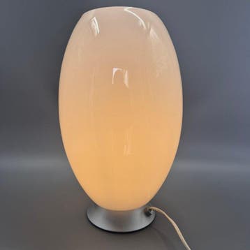 Moderne Opalglas Tischleuchte in Eiform – Stilvolles Design