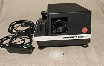 Leitz Pradovit C 2500 with remote control Diaprojector, Verzamelen