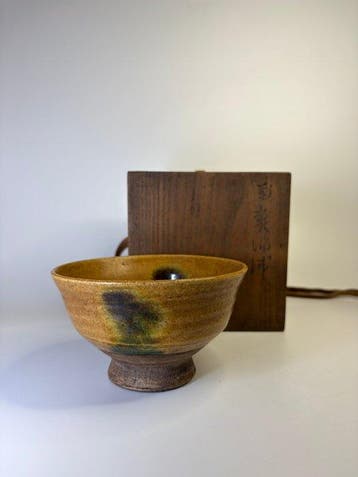 Japanse geel geglazuurde chawan met groene vlekken – Hoge