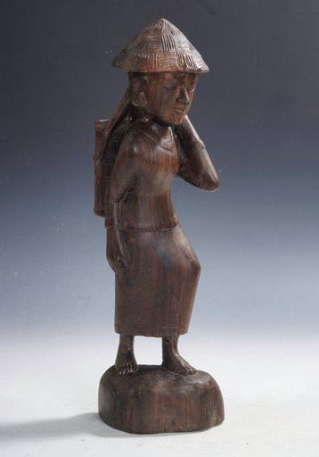 Indonesie • Balinese sculptuur van een vrouw in sarong •