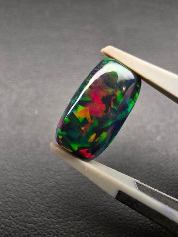 2.3cts Zwarte Opaal Cabochon - Hoogte: 13 mm - Breedte: 8