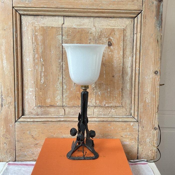 Art Deco Table Lamp - Bureaulamp - Smeedijzer, Opaline glas, Antiek en Kunst, Kunst | Designobjecten