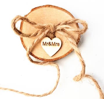 Ringenschaaltje boomstam met houten hartje Mr & Mrs, Hobby en Vrije tijd, Verzenden, Nieuw, Feestartikel, Geboorte of Huwelijk