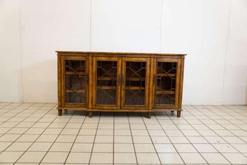 Houten dressoir met vier deuren en glazen panelen., Ophalen of Verzenden, Nieuw